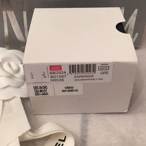 BNWT Authentic CHANEL Charms CC Pearl Dangle Hoops - Picture 7 of 9